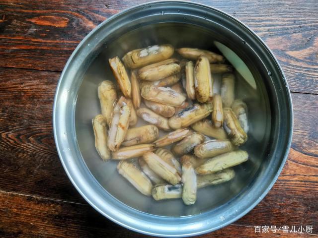 這個海鮮被稱作“小人仙”，肉質(zhì)肥美，用這個方法做，一盤不夠吃