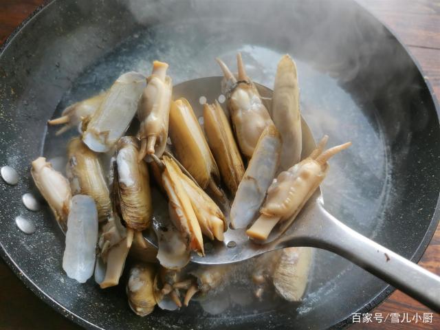 這個海鮮被稱作“小人仙”，肉質(zhì)肥美，用這個方法做，一盤不夠吃